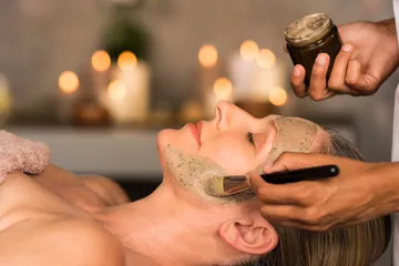 Rekomendasi clay mask untuk atasi minyak berlebih di wajah.