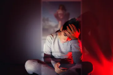 Penyebab terjadinya kekerasan pada perempuan dan laki-laki remaja.
