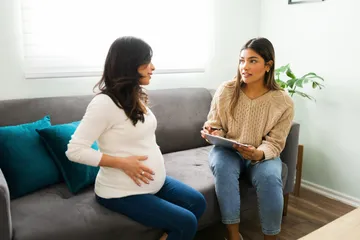 Wanita karir berprofesi doula.