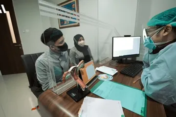 Atta Aurel saat konsultasi ke dokter kandungan.