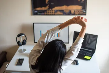 Posisi duduk yang tepat untuk wanita karir yang WFH demi menghindari nyeri leher.