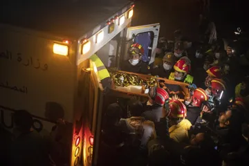 Terjebak di sumur selama 4 hari, jenazah Rayan dibawa ke ambulans  pada Sabtu (5/2/2022) malam. 
