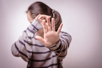 Viral video CCTV memperlihatkan rekaman seorang anak perempuan yang tengah diciumi oleh pria dewasa, kapolsek setempat sebut bukan pelecehan seksual.