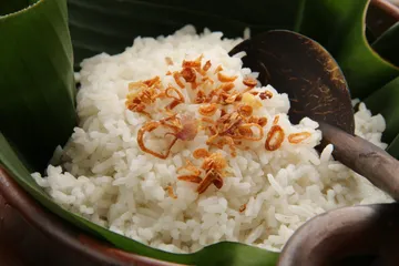 Perbedaan nasi uduk dan nasi gurih