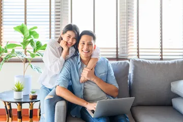 Perempuan menikah menjadi pengantin baru.