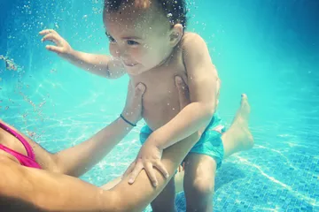 Manfaat berenang untuk bayi
