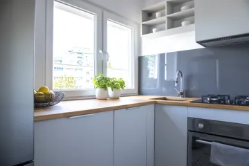 Tips hemat mamaksimalkan ruangan di dapur kecil.