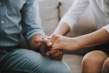 Kiat menyelamatkan hubungan suami istri dari perceraian.