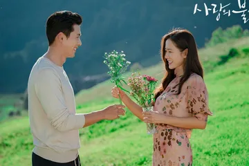 Intip gaya gaun pernikahan son ye jin yang dirancang dua desainer dunia.