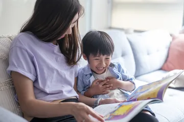 Manfaat membacakan buku yang sama berulang kali bersama anak.