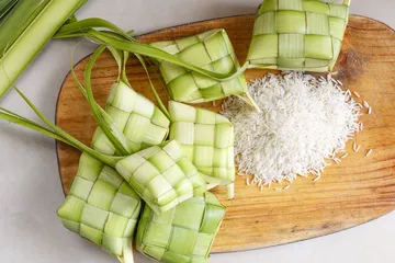 Memasak cepat ketupat.