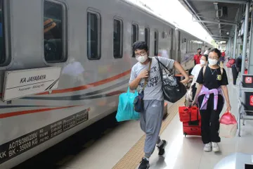 Penumpang KA Jarak Jauh.