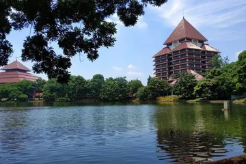 Daftar kampus di Indonesia yang menawarkan program fast track.