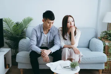 Rasa bosan dalam menjalin hubungan asmara.
