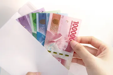 Tunjangan Hari Raya (THR) untuk pejabat dan PNS.