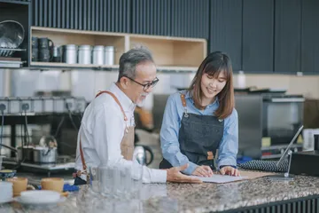 Ilustrasi ayah dan anak yang mengurus bisnis keluarga bersama.
