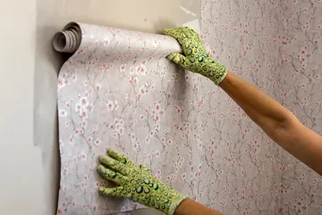 Memasang wallpaper sendiri di rumah