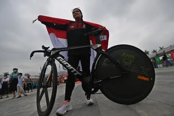 Pesepeda Ayustina Delia Priatna berpose dengan bendera Merah Putih usai memenangi nomor individual time trial road cycling SEA Games Vietnam 2021 di Hoa Binh, Vietnam, Jumat (20/5/2022). Ayu meraih medali emas setelah menjadi tercepat dalam perlombaan tersebut dengan catatan waktu 40 menit 8,445 det