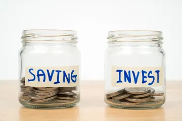 Perbedaan tabungan dan investasi.