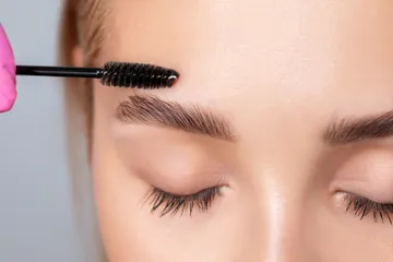 Soap brow untuk hasil alis yang tebal dan bervolume.