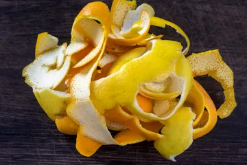 Kulit lemon untuk mengusir bau tak sedap di kulkas.