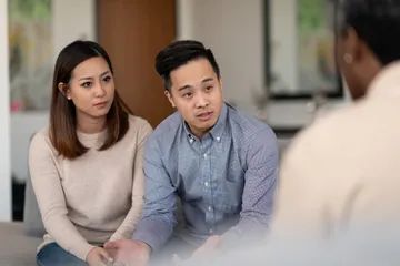 Nasihat klise yang bisa merusak hubungan suami istri.