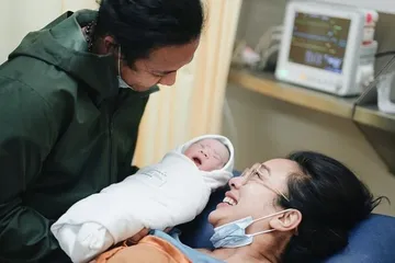 Dea Ananda melahirkan anak pertama setelah penantian belasan tahun.