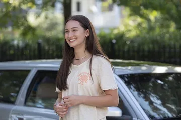 Karakter perempuan utama di serial The Summer I Turned Pretty, terjebak dalam cinta segitiga.