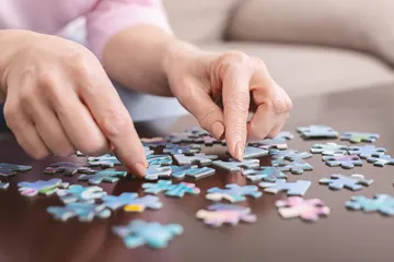 Manfaat bermain puzzle bagi kesehatan mental salah satunya bisa meredakan stres.