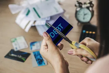 Tips hemat keluar dari jeratan utang.