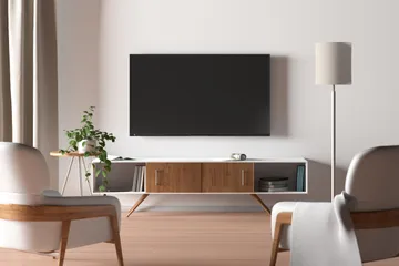 Memasang televisi baru di rumah.