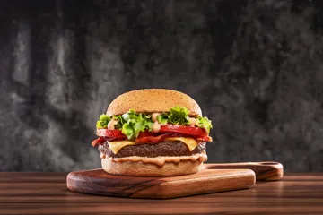 Menu cheese burger banyak dipesan pelanggan.