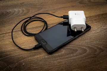 Ilustrasi - Bocah ini ditemukan meninggal dunia usai main HP sambil di-charge. 
