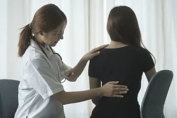 Tanda-tanda berkurangnya kepadatan tulang pada perempuan.