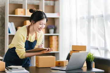 Menentukan harga produk.
