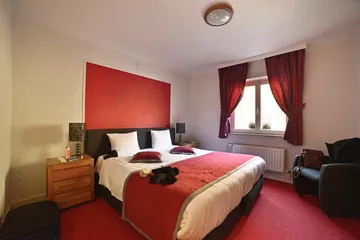 Warna gorden di kamar tidur.