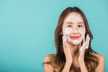 Facial wash untuk kulit kering. 