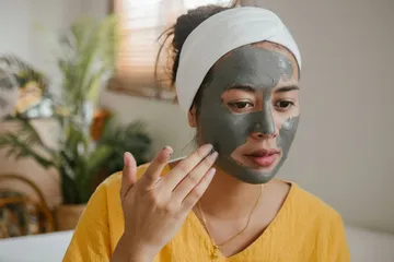 Rekomendasi clay mask untuk kulit berjerawat.