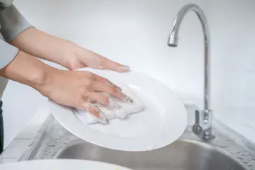 Keuntungan mencuci piring dengan air panas.