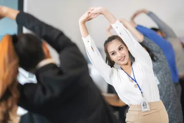Contoh peregangan bahu.