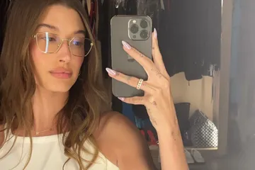 Cara mendapatkan glazed donut nails seperti Hailey Bieber.