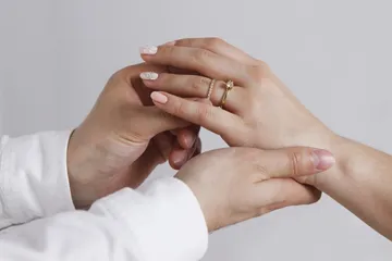 Beda cincin tunangan dan cincin kawin.