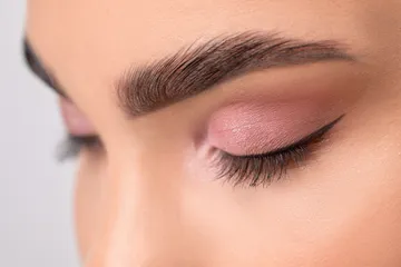 Tips agar eyeliner smudgeproof.