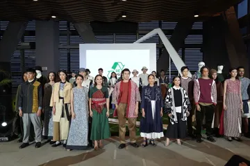 Adrie Basuki mendesain 40 pakaian daur ulang UNIQLO.  