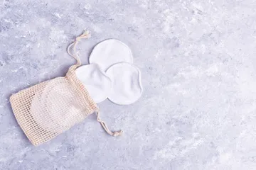 Membersihkan reusable cotton pad.