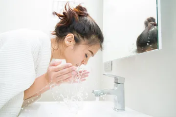 Viral di TikTok mencuci muka dengan air garam.