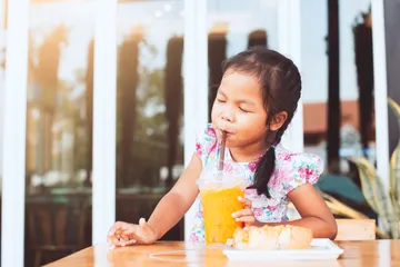 Cara memilih camilan es yang aman dan sehat untuk anak. 