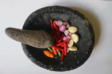 cara membersihkan cobek batu.