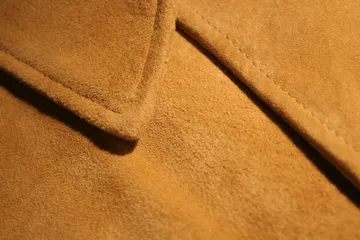 Bahan suede yang banyak digunakan untuk membuat berbagai fashion item. 