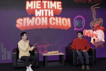 Bung Korea dan Siwon Choi dalam acara Fanmeeting &ldquo;Mie Time with Siwon Choi&rdquo; yang digelar di Gedung Sarinah Jakarta, Selasa (6/12/2022). 
